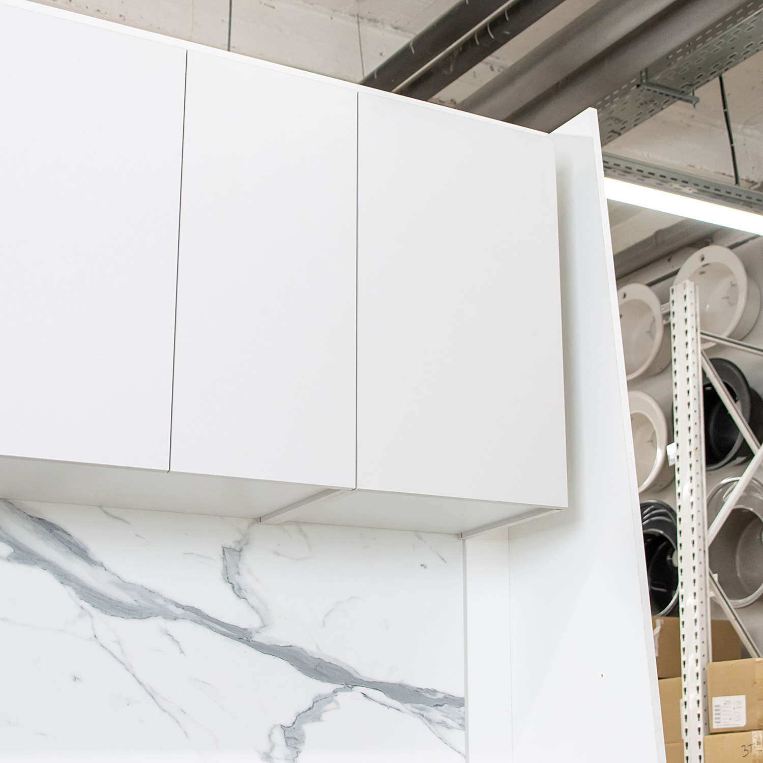 Шкаф навесной 400х676х290 мм BROZEX-WOOD Серый лед, с дверцей, серый / графит