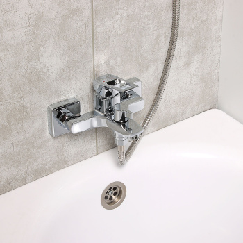 Смеситель для ванны Milardo Atlantic, короткий излив, однорычажный Смеситель для ванны Milardo Atlantic, короткий излив, однорычажный