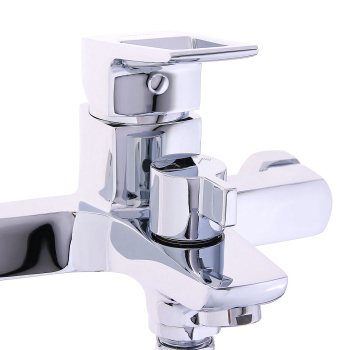 Смеситель для ванны Milardo Atlantic, короткий излив, однорычажный Смеситель для ванны Milardo Atlantic, короткий излив, однорычажный